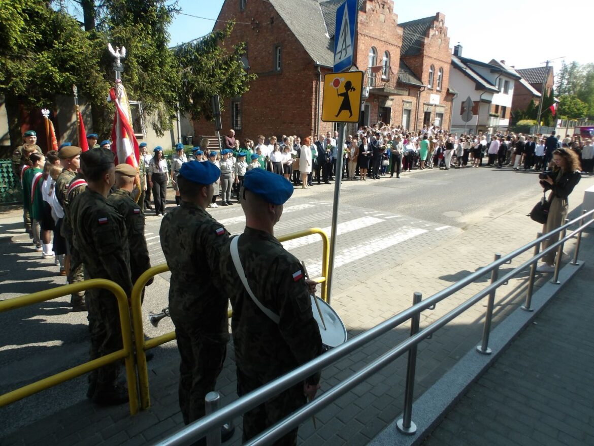 Gratulacje i życzenie z okazji 15-lecia nadania Szkole Podstawowej w Lubiewie imienia Wojska Polskiego
