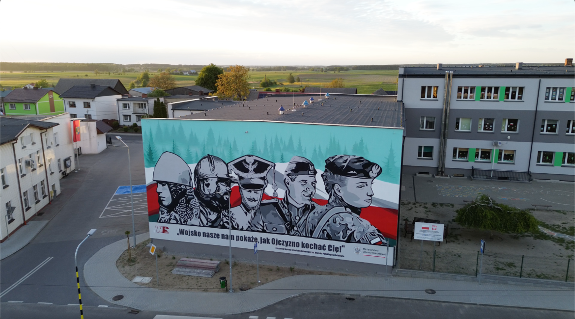 „Wojsko nasze nam pokaże, jak Ojczyzno kochać Cię!” – Nowy Mural w Naszej szkole